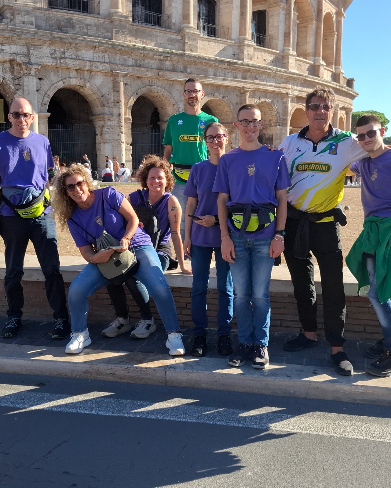 La squadra A.S.D. Girardini San Fortunato di Bassano davanti al Colosseo a Roma